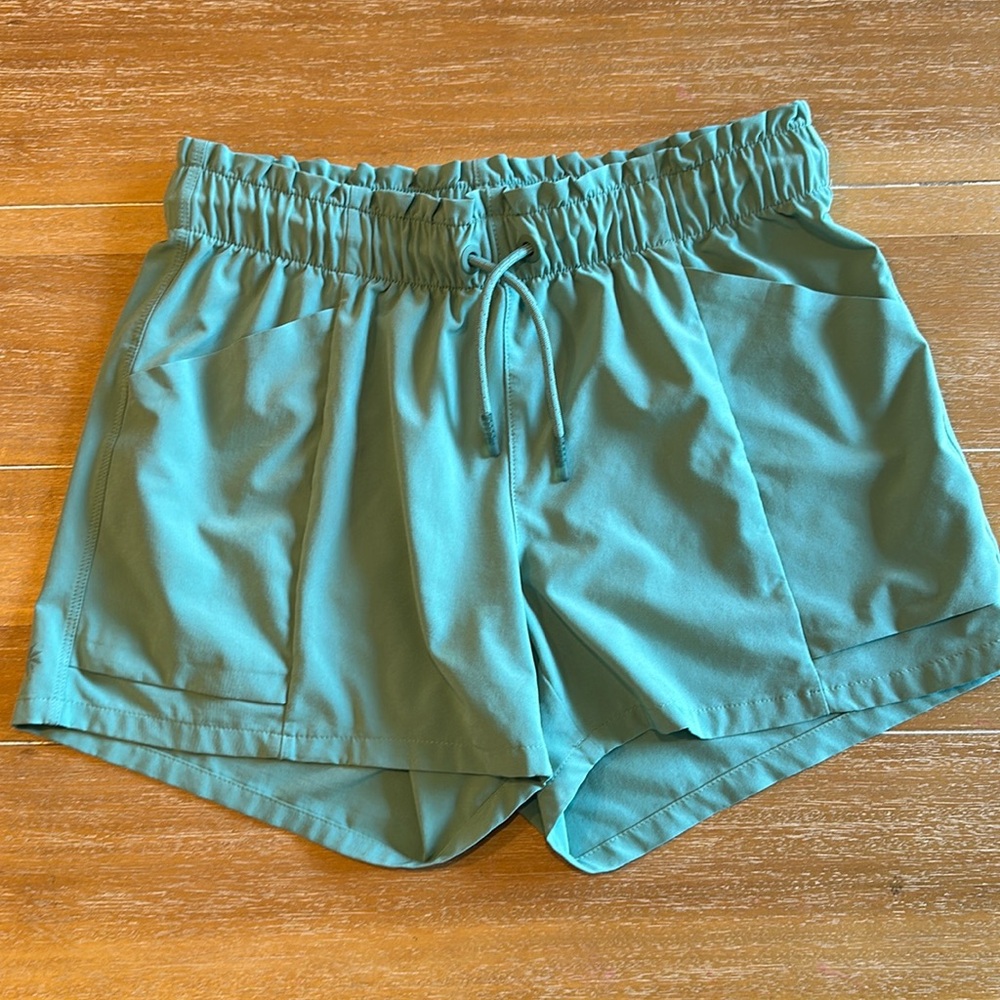 Athleta Girl green Explore More 3” shorts size XL